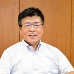 小中学校の現状を話す菅野恭介教育長＝加西市役所