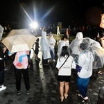 祭りが中断になり、家路を急ぐ人びと＝西脇市上比延町