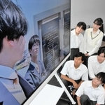 防災をテーマにした３本の動画を制作した西脇高校の生徒ら＝西脇市役所