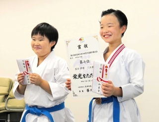 空手の全国大会に３年連続で出場した（右から）西田伊都さん、服部桜絢さん＝加東市役所