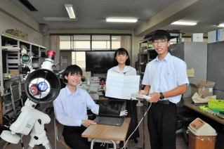 観測成功を振り返る小野高校天文部の（右から）小林勇作さん、横山優明さん、藤井凰綺さん＝小野高校
