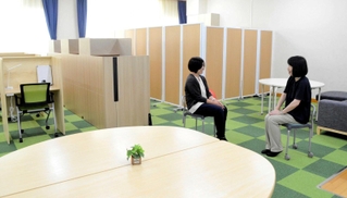 個別学習スペースやソファ、テーブル席がある校内フリースクール「あおば」＝北条中