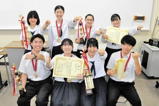 団体総合で珠算３位、電卓９位の好成績を収めたビジネスライセンス部の部員＝小野高校