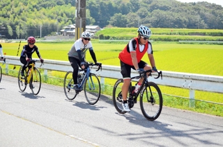 田園地帯を走るモニターツアー参加者＝加西市油谷町