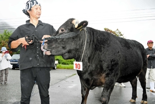 最優秀に選ばれた山崎大地さんと「光福寺」号＝西脇市黒田庄町田高