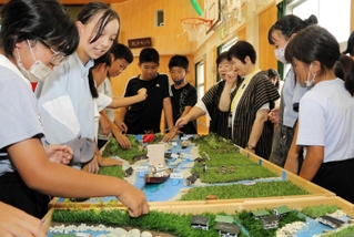 かつて加古川で栄えた舟運を再現したジオラマに見入る児童ら＝社小学校