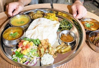 ヤタラスパイスの、大皿にご飯やカレーが敷き詰められた「フルターリーセット」＝西脇市黒田庄町前坂