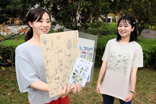 ラリー用に制作したオリジナルグッズ。女性（右）が着用しているＴシャツが人気という＝加東市下久米、兵庫教育大学