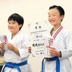 空手の全国大会に３年連続で出場した（右から）西田伊都さん、服部桜絢さん＝加東市役所