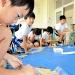 そろばん作りに没頭する児童＝河合小学校