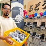 ペイペイで決済できる無人直売所でブドウを販売する松本英樹さん＝アスティアかさい