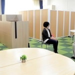 個別学習スペースやソファ、テーブル席がある校内フリースクール「あおば」＝北条中