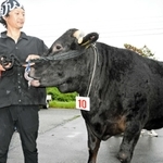 最優秀に選ばれた山崎大地さんと「光福寺」号＝西脇市黒田庄町田高