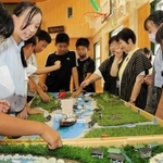かつて加古川で栄えた舟運を再現したジオラマに見入る児童ら＝社小学校