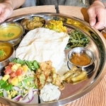 ヤタラスパイスの、大皿にご飯やカレーが敷き詰められた「フルターリーセット」＝西脇市黒田庄町前坂