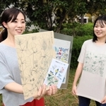 ラリー用に制作したオリジナルグッズ。女性（右）が着用しているＴシャツが人気という＝加東市下久米、兵庫教育大学