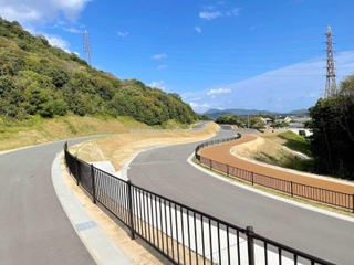 完成したサイクリングコース。右側の路面が茶色い部分は遊歩道（県加東土木事務所提供）