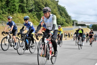オープンしたサイクリングコースを疾走する人たち＝県立播磨中央公園