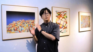 プログラムコードで作品を制作する高尾俊介さん＝加西市北条町北条