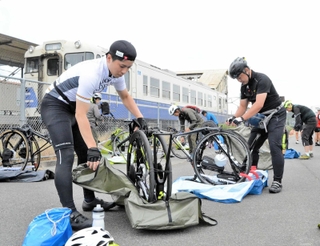 自転車を組み立てサイクリングへ＝小野市粟生町