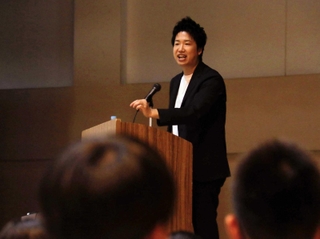 東京五輪などを振り返りながら講演する水谷隼さん＝加東市木梨
