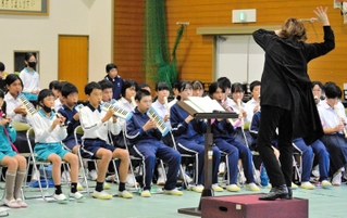西本智実さんの指揮で合奏する小中学生＝下里小学校体育館