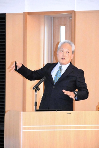 「へその日」制定を訴えた、子午線文化研究家の吉野健一さん＝西脇市野村町茜が丘