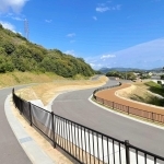 完成したサイクリングコース。右側の路面が茶色い部分は遊歩道（県加東土木事務所提供）