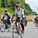 オープンしたサイクリングコースを疾走する人たち＝県立播磨中央公園