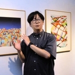プログラムコードで作品を制作する高尾俊介さん＝加西市北条町北条