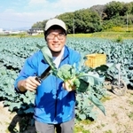 収穫したブロッコリーを持つ池田陽さん＝小野市阿形町