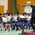 西本智実さんの指揮で合奏する小中学生＝下里小学校体育館
