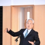 「へその日」制定を訴えた、子午線文化研究家の吉野健一さん＝西脇市野村町茜が丘