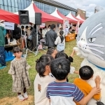 会場に登場したマルにタッチする子どもたち＝西脇市野村町、茜が丘複合施設みらいえ
