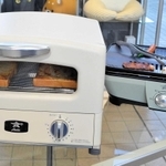ふるさと納税で人気の返礼品、アラジンのトースター（左）とミニグリラー＝加西市役所