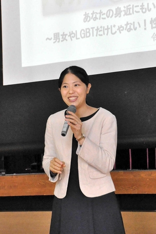 「多様な性を受け入れて」と呼びかける井上鈴佳さん＝大部小学校