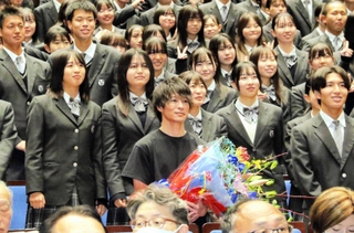 講演後に花束を持って北条高校生と記念撮影する内村航平さん＝加西市北条町古坂１