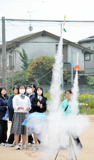 モデルロケットを打ち上げる生徒たち＝北条高校