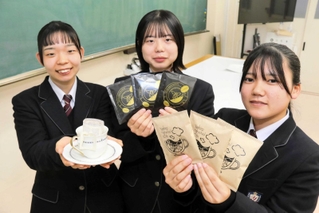 白いパッケージの「ヤシロブレンド」と黒の「セイカブレンド」を開発した生徒たち＝社高校