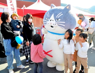 マルと記念撮影する子どもたち＝オリナス駐車場