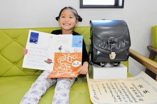 作品「かほのまほうのらんどせる」を広げる柳田夏穂さん＝小野市内