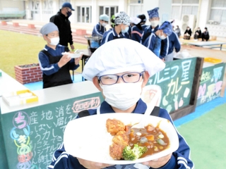 レシピの開発から販売まで児童が手がけた地産地消カレー＝下里小学校