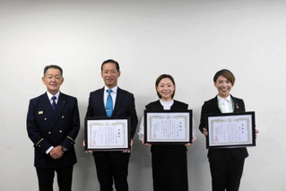 感謝状を受けた（右から）服部みささん、中河美重さんと土井淳さん（小野市消防本部提供）