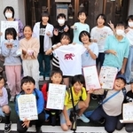 商品やポスターを手に５日の「来店」を呼びかける子どもたち＝加東市社
