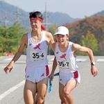 男子・小野の６区土井健史選手（左）からたすきを受け取る７区畑山敦紀選手＝丹波篠山市内（撮影・風斗雅博）