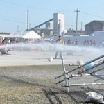 消防団員らが的を落とすタイムを競った分団対抗放水レース＝加西市鶉野町