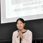 「多様な性を受け入れて」と呼びかける井上鈴佳さん＝大部小学校