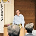 町内で採集できるキノコなどの食材について語ったアキヤマさん＝多可町中区糀屋