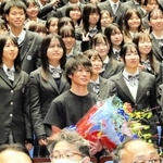 講演後に花束を持って北条高校生と記念撮影する内村航平さん＝加西市北条町古坂１