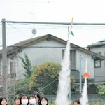 モデルロケットを打ち上げる生徒たち＝北条高校